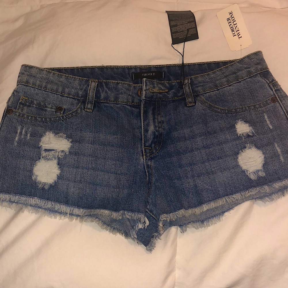 New Forever 21 distressed denim shorts w/ fray hem